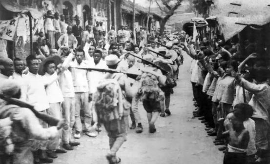 1946年，解放军六千人被三万敌军包围，旅长下令烧毁重要文件，准备拼命，谁知一个