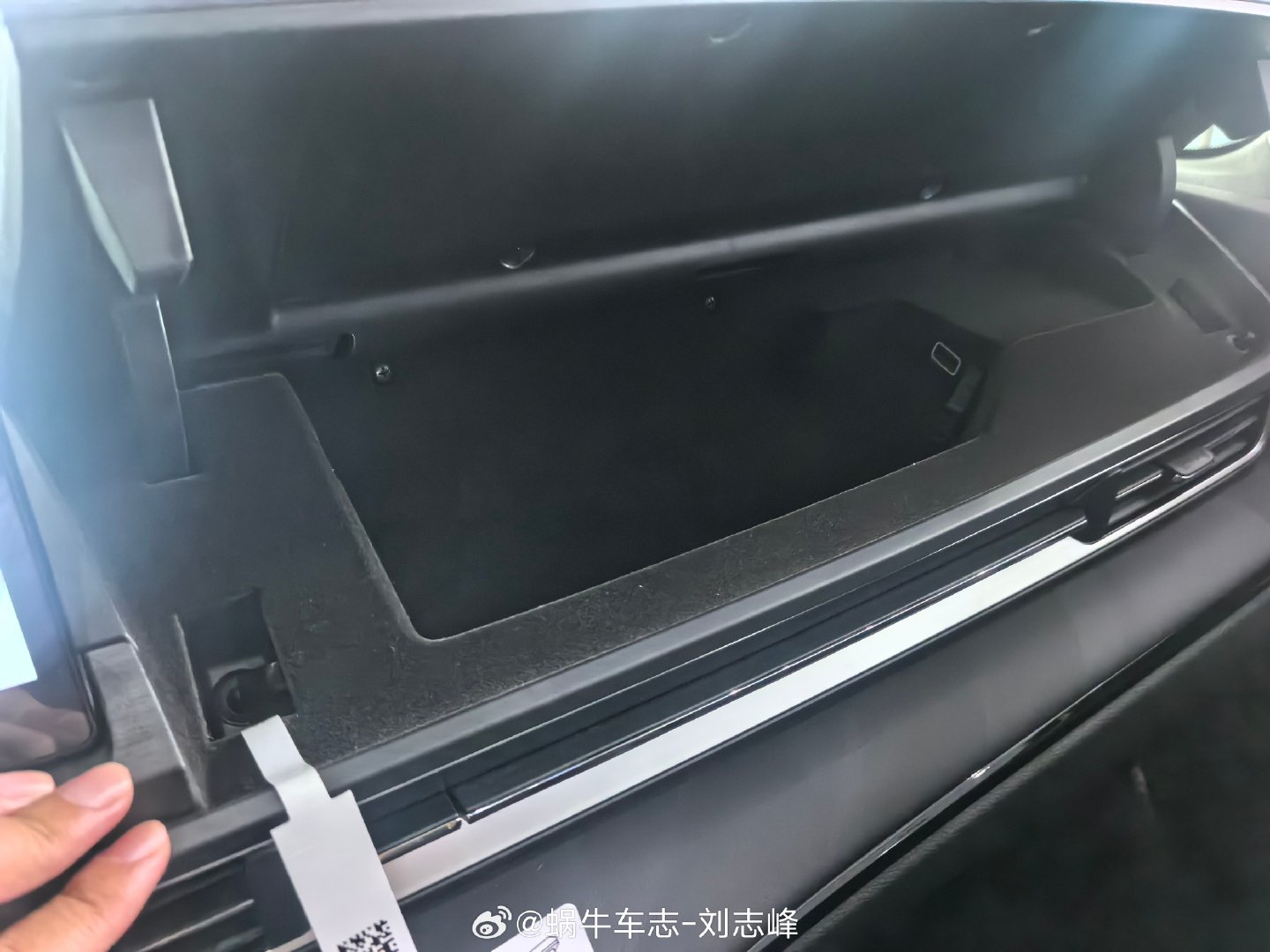 这就是奥德赛新款入门版，展厅有入门版展车，配置也不斋，除了没电动侧滑门和尾门，基本够用了，真皮座椅和