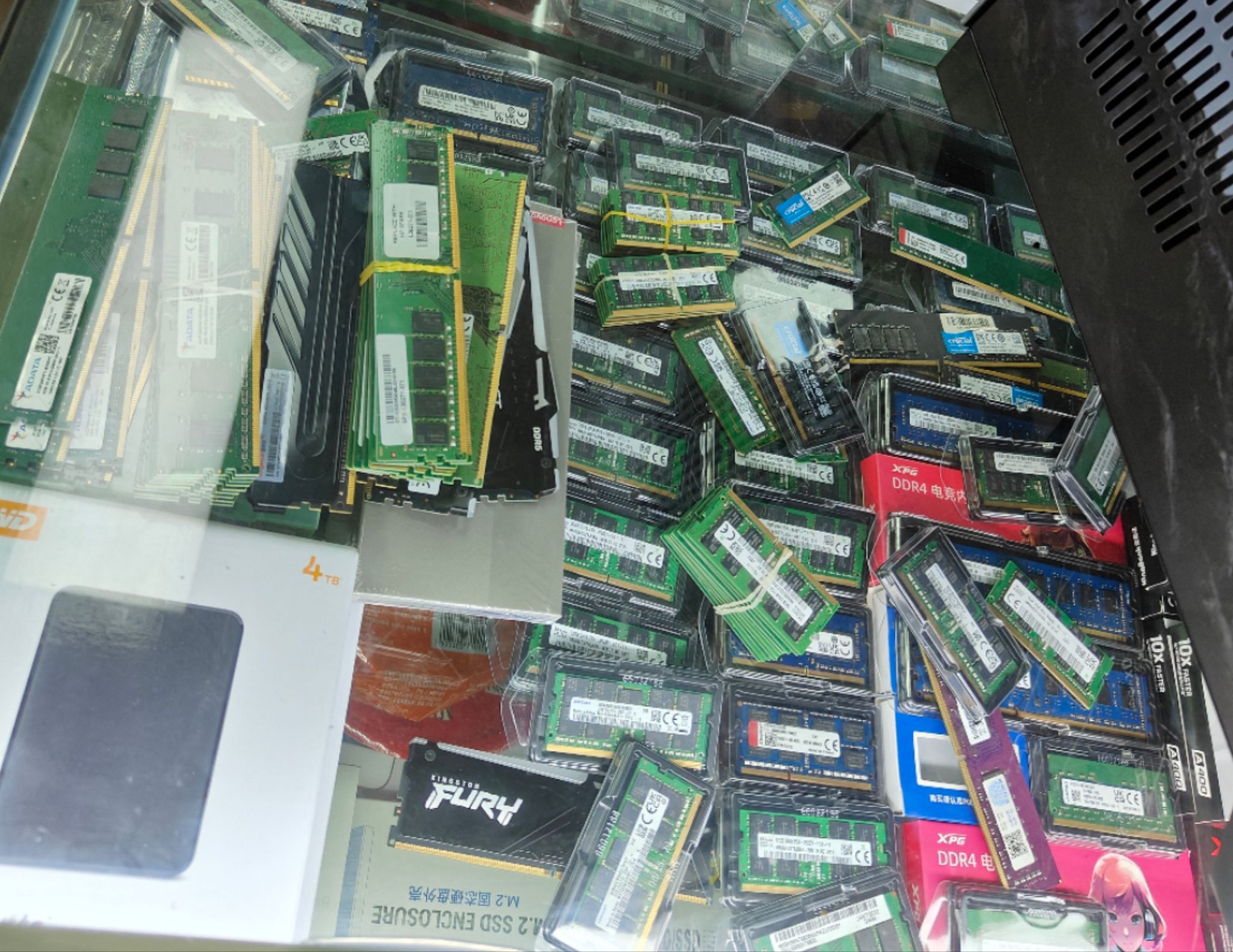 华强北商家称“一天一价”, 存储价格仍在涨! 业内预测缺货至明年