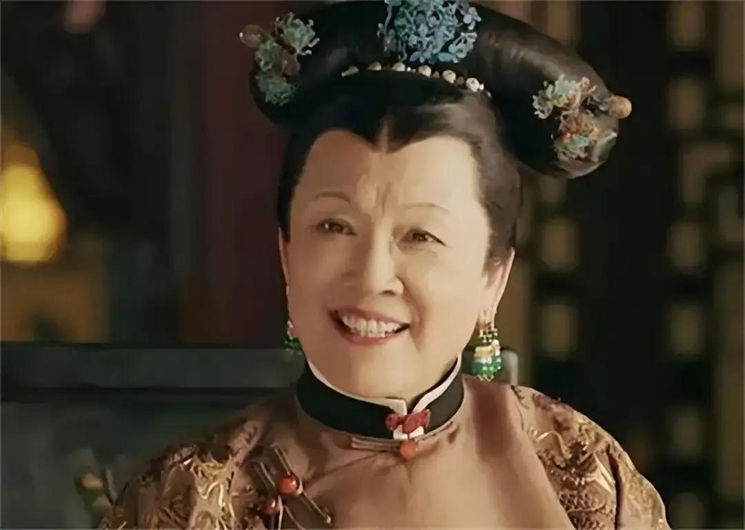 1722年，康熙皇帝指名要见弘历的生母钮钴禄氏。从不被人关注的钮钴禄氏跪在康熙面前，内心惶恐不安。康