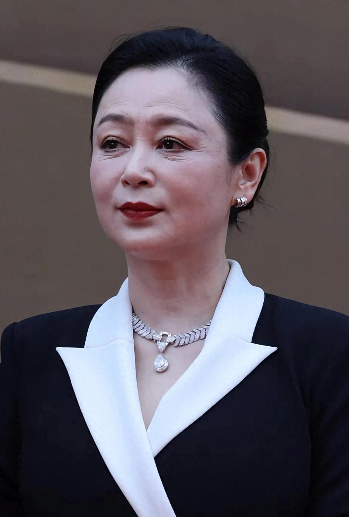 56岁陈红青岛亮相引状态争议，与同岁王菲对比鲜明近日，56岁的陈红现身青岛出席