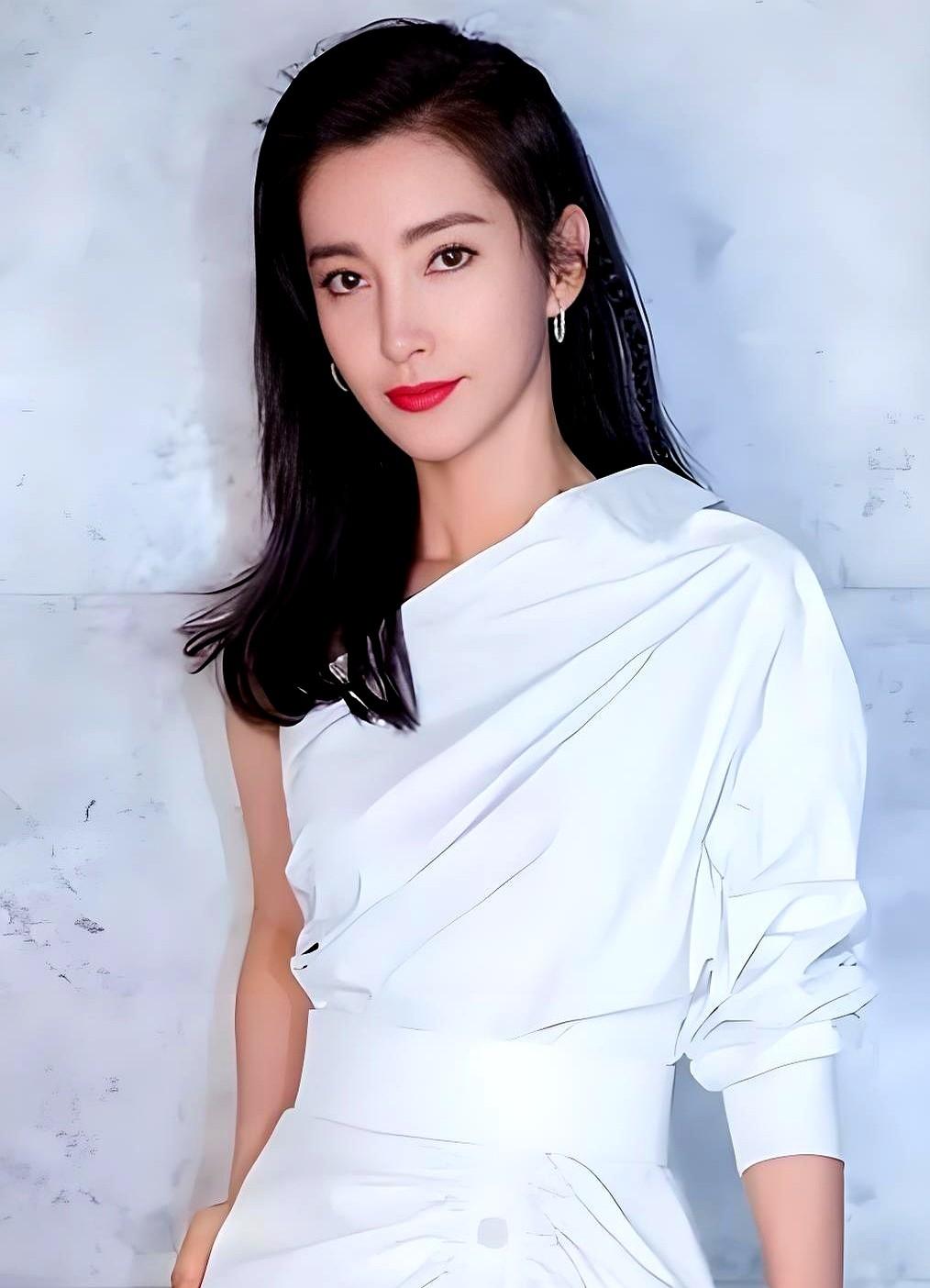 拍完《巨齿鲨》后，好莱坞的剧本雪片一样飞来，李冰冰却一份都没接。助理急得直跳脚，