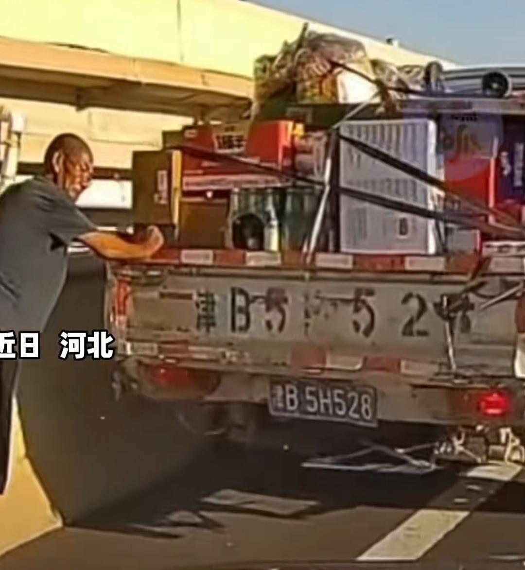 高架上演暖心一幕：货车抛锚，过路司机合力推车近日在河北一处高架上坡路段，一