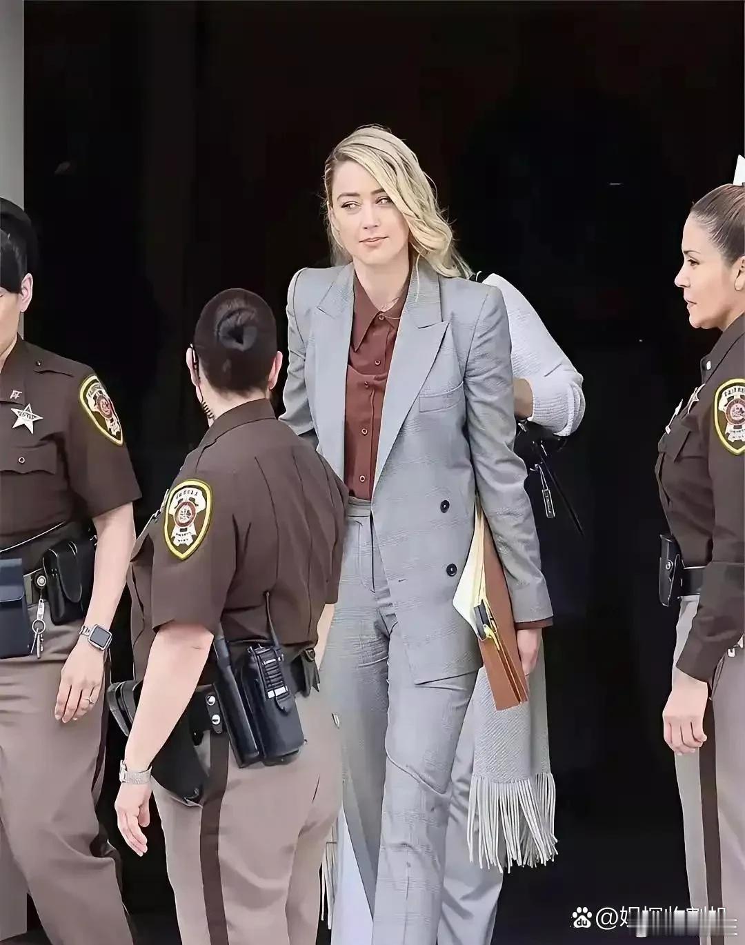 马斯克那女友，简直是顶级大美女啊！皮肤嫩得能掐出水，身材高挑超惹眼，气质绝佳，又