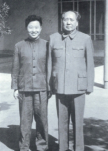 1976年9月9日，当一男子得知毛主席逝世后，当即便拿起了剪刀直接冲向了毛主席的