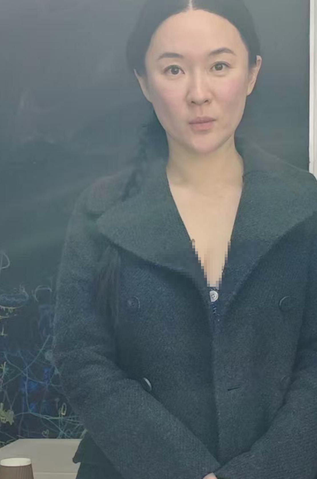 霍思燕咖啡馆被拍，卸下明星光环，45岁状态太真实！近日，有北京网友分享出在一家