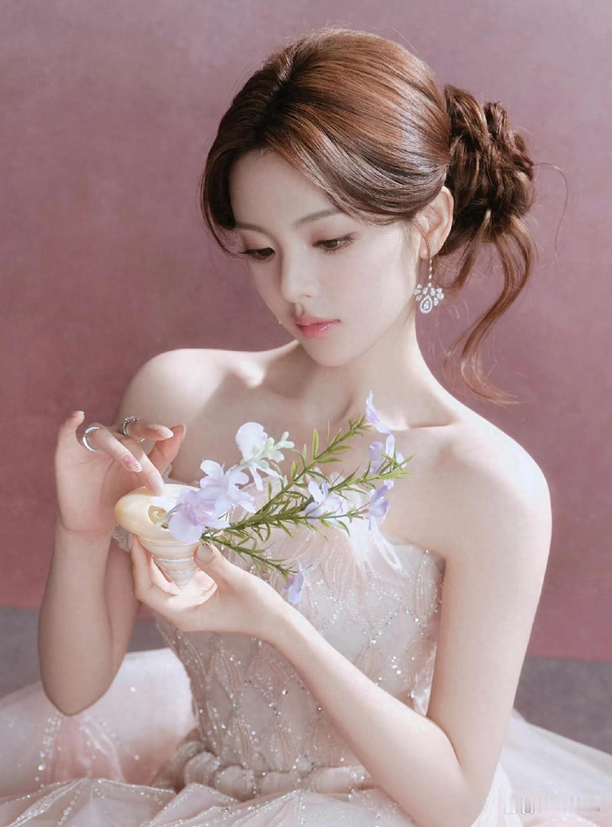 杨超越性感与清纯的绝佳组合，身材曼妙撩人