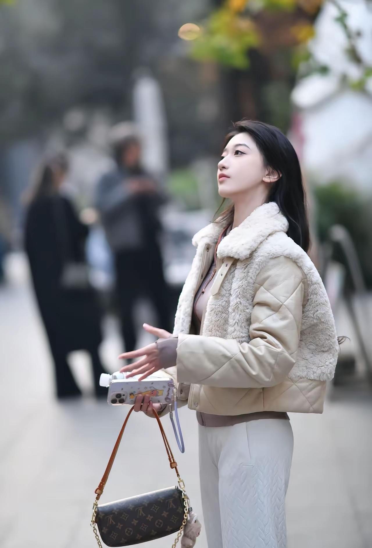 轻纱拂面，风华正茂。