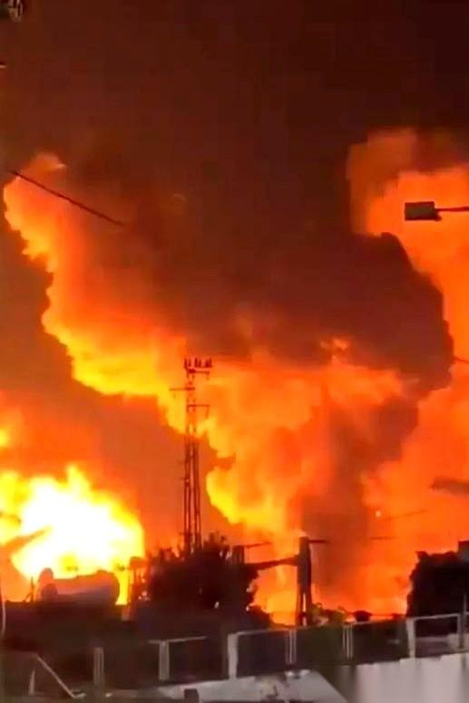 前脚大使馆刚被以色列炸上天，死了好几个将军。后脚伊朗就宣布：行，我跟美国谈。