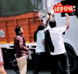 莫迪治下的印度，印度人民党-国民志愿团的护牛私刑地痞团伙拦下一辆运送牲畜的卡车，