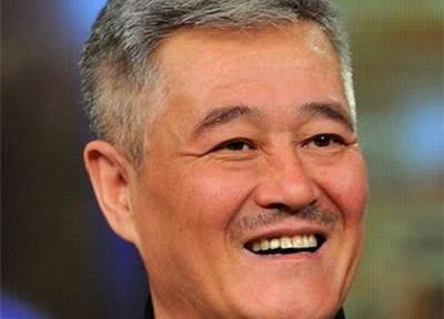1992年，赵本山和马丽娟在沈阳市举行婚礼。他和前妻的女儿赵玉芳拉着他的手在他耳