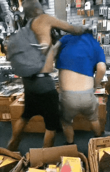 华人店主遭袭用枪自卫事件美国一家华人小超市里，突然冒出一