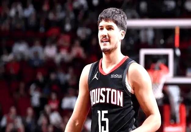 没想到第二节火箭单节谢泼德爆了！首节12-25被掘金按地上摩擦，第二节直接36-