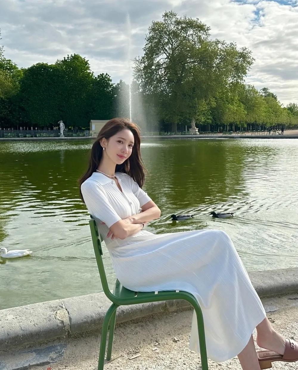 闺女五岁时，我领着闺女在婆婆家吃饭，婆婆蒸的馒头炒的青菜，闺女挑食不想吃，我打开