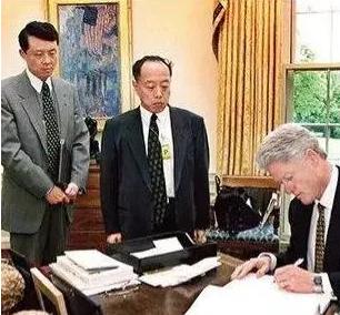 1999年“炸馆”事件发生后，克林顿向中国道歉，李肇星要求他白纸黑字的写出来，结