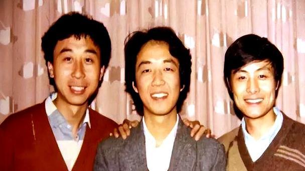 这张三人同框旧照，我只认出了曲眉耸鼻、明眸灿亮的冯巩与乌发覆额、喜容绽放的刘伟，