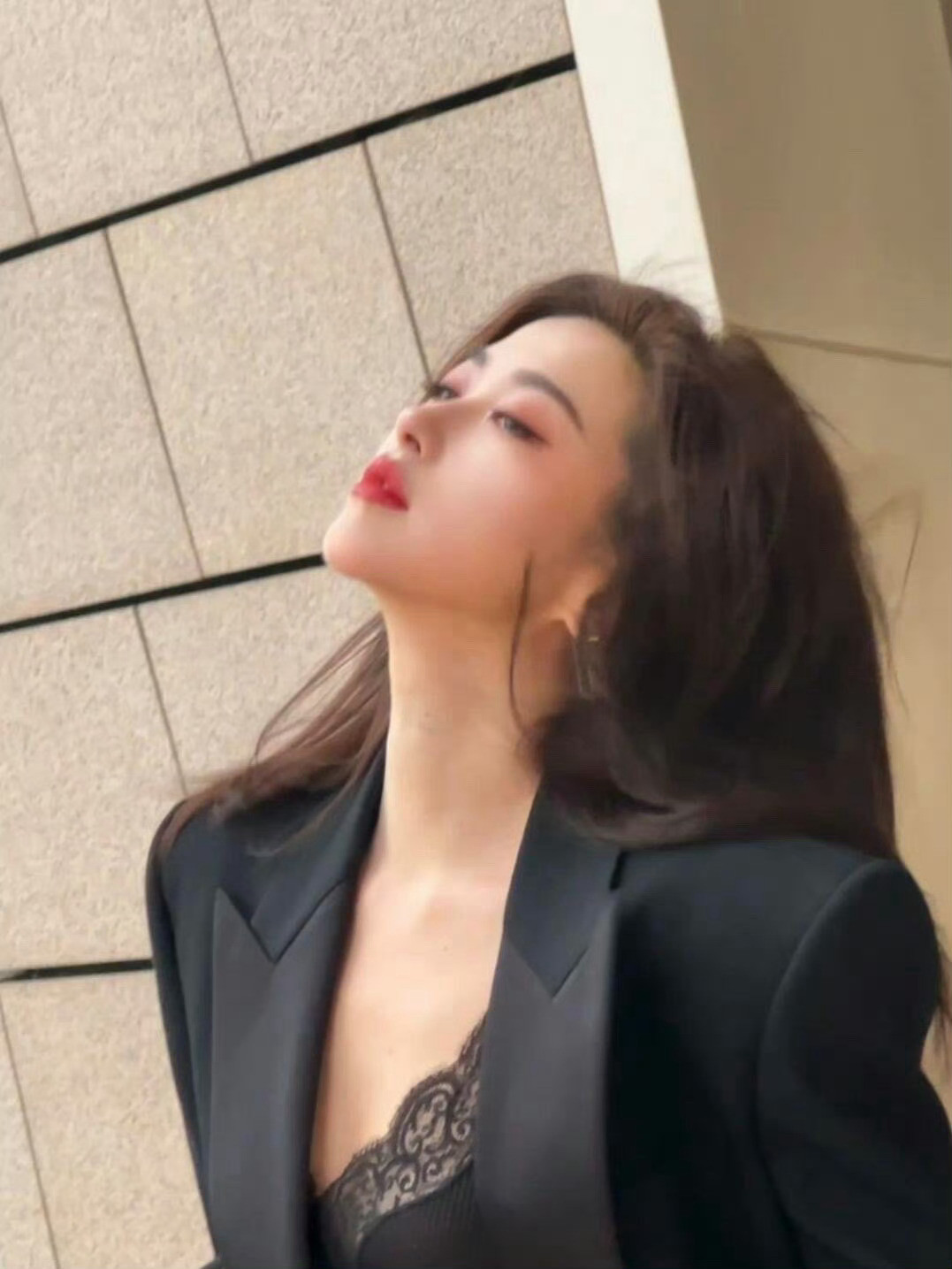 朱珠的侧颜确实很曼妙