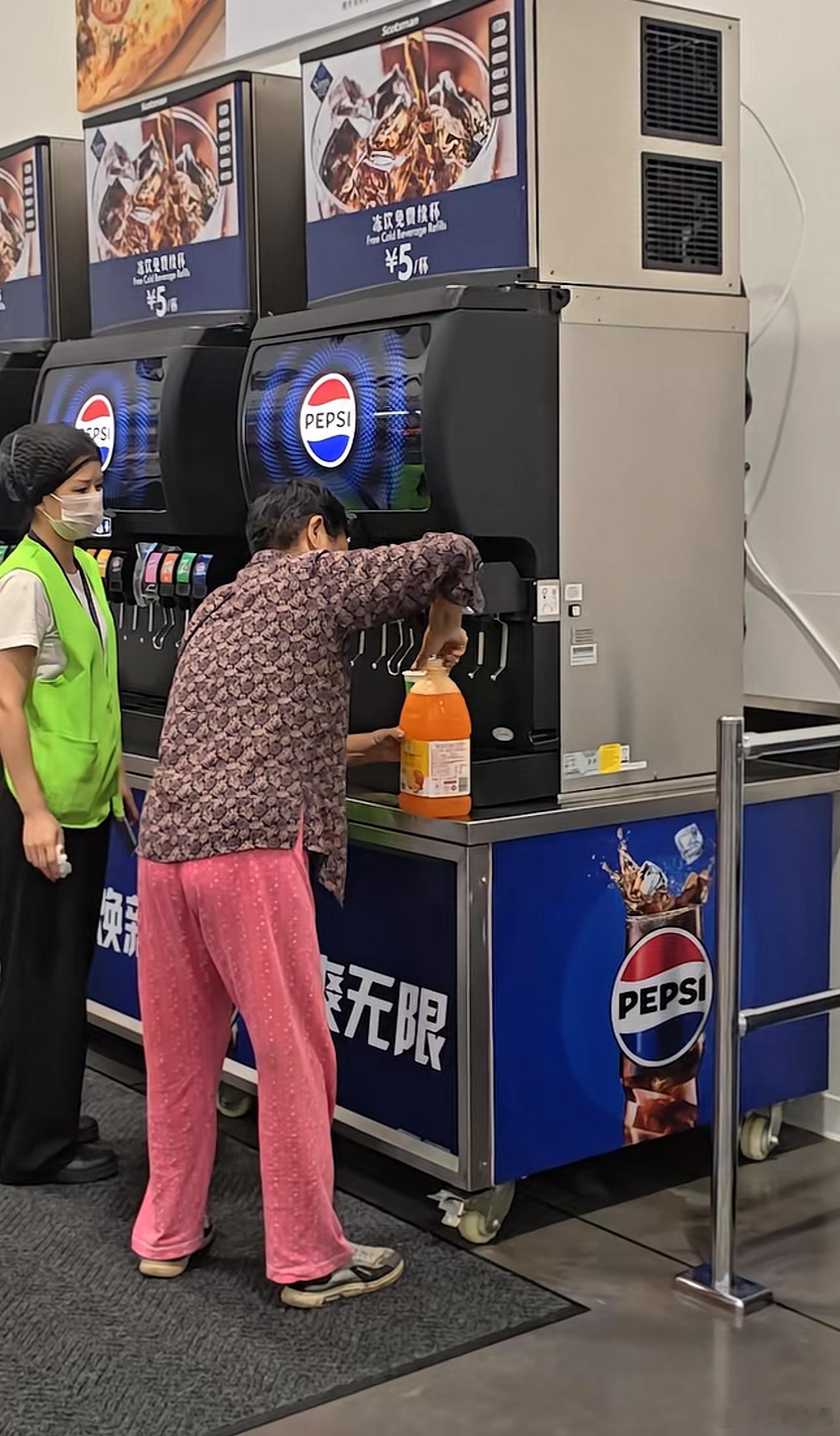 山姆店搞饮料免费续杯，大妈大爷纷纷拿桶接饮料带回家。为什么我们的大型商场里也不会