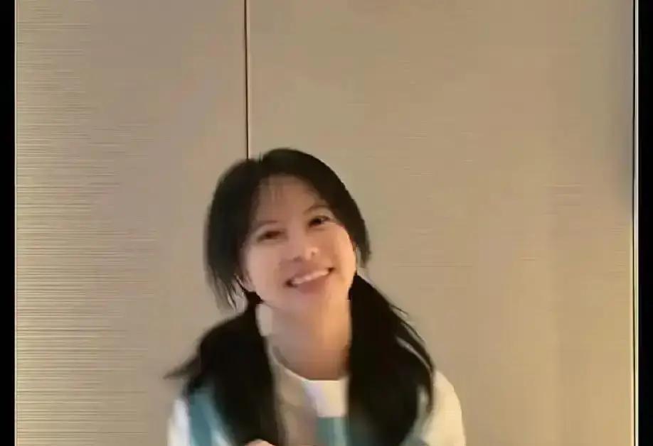 摔话筒。黑屏。停播半年。情人节当晚。力哥镜头扫到角落，二饼坐在那儿。没