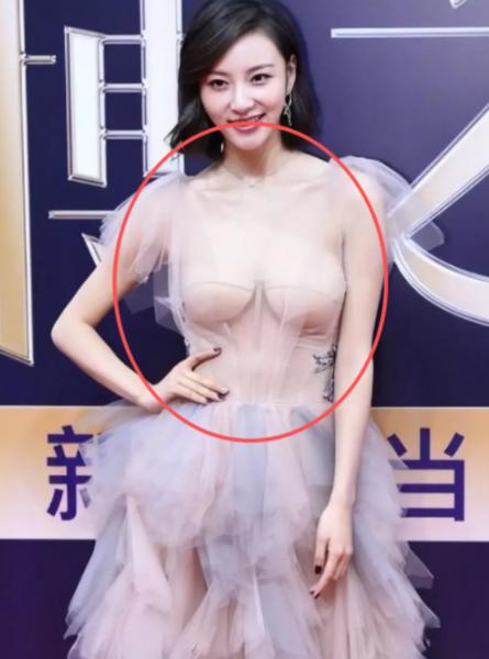 有个很奇怪的事情！ 女人的胸部是隐私部位，陌生人看不得，更摸不得，那不是应该