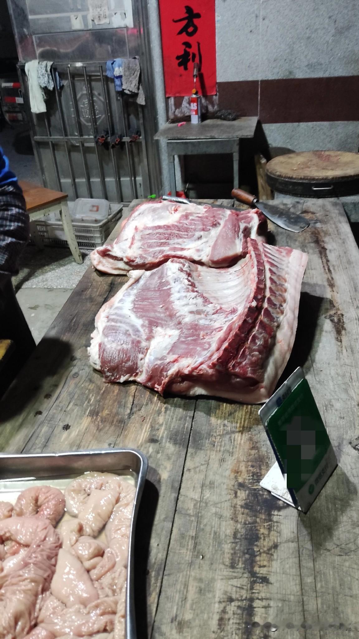 乡下猪肉14元一斤，到底是不是土猪！乡下集市的猪肉摊前，一刀切14元的“土