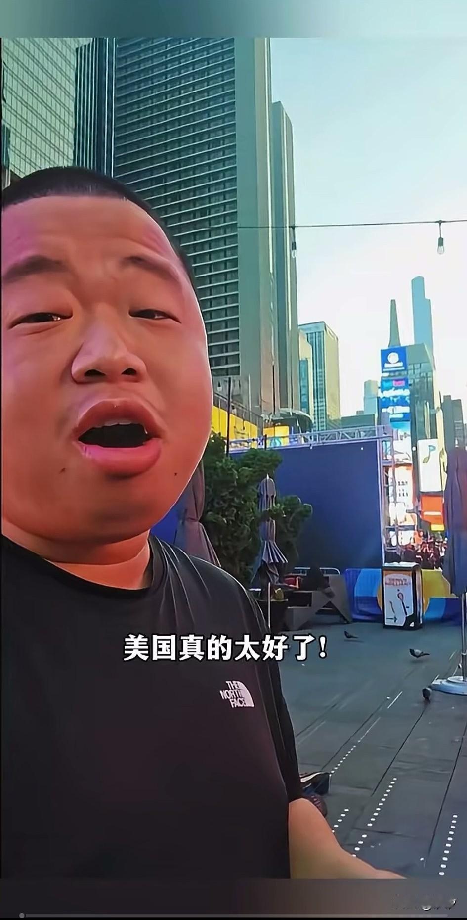 蓝战非游纽约，直呼美国真是太好太自由了，然后指着大街上躺着的人，说这反话想