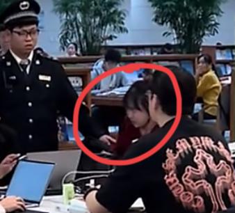 一地的公共图书馆，小仙女霸占三个位置，大爷看不惯，出面制止，小仙女不干了，骂大爷