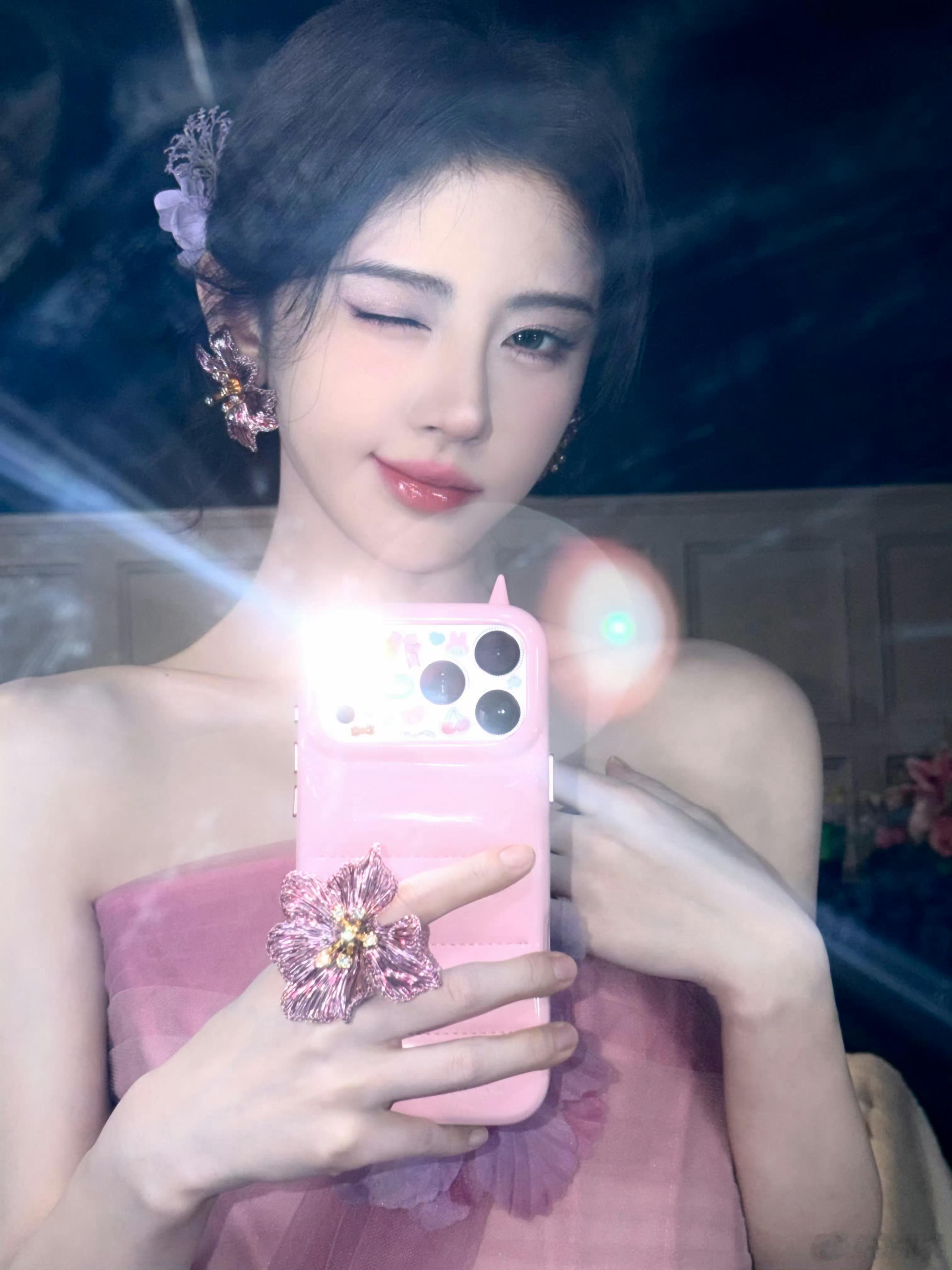 鞠婧祎的自拍确实不错