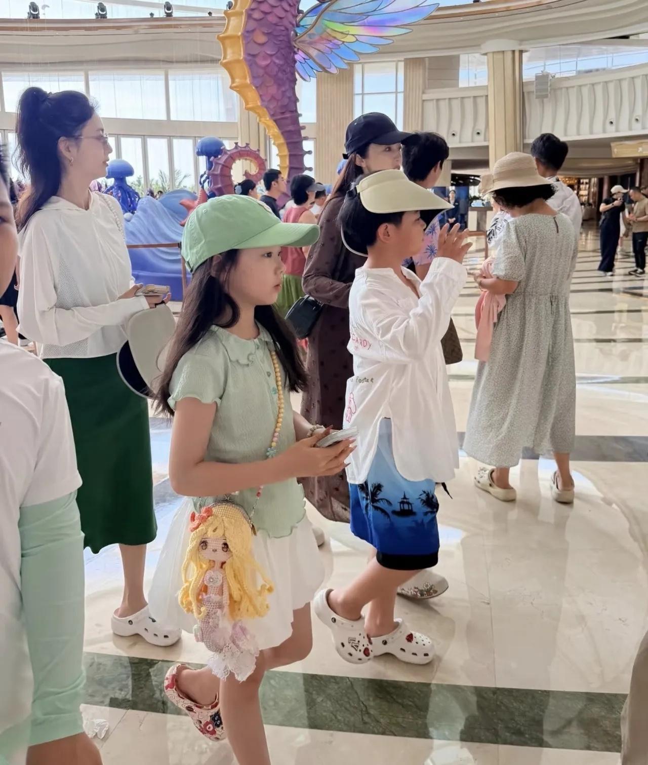 近日，有位网友在海南三亚偶遇佟丽娅，她与好闺蜜董璇，带着孩子一起度假旅游。佟