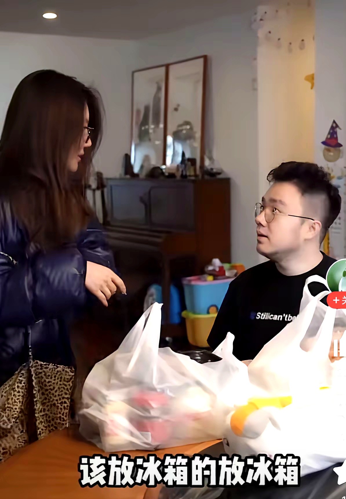 巴图对妈妈宋丹丹的孝顺真是刻在骨子里。媳妇王博谷从超市回来，催着他把买的酱料放进
