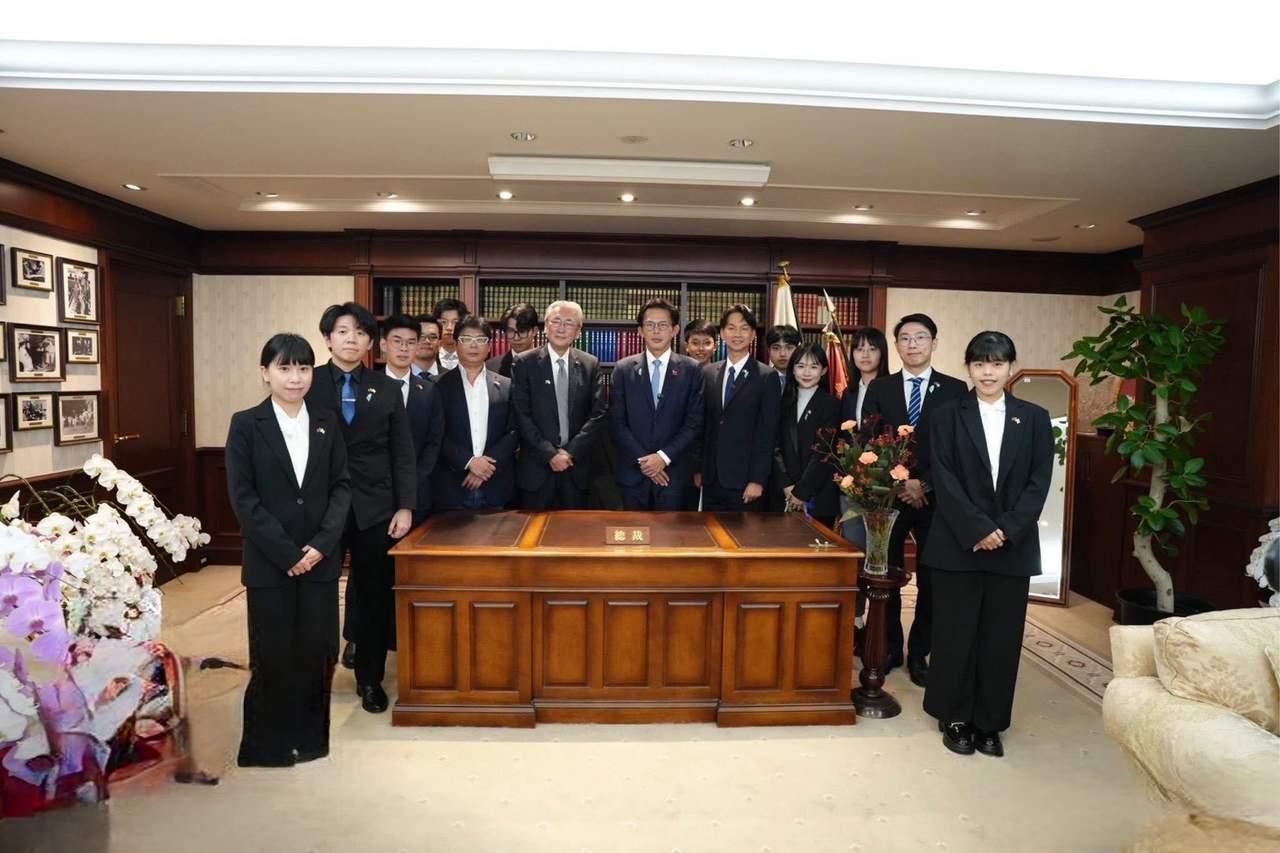 台湾民众党主席黄国昌对日本高市早苗的办公桌进行了“访问”，并和办公桌合影，取得重