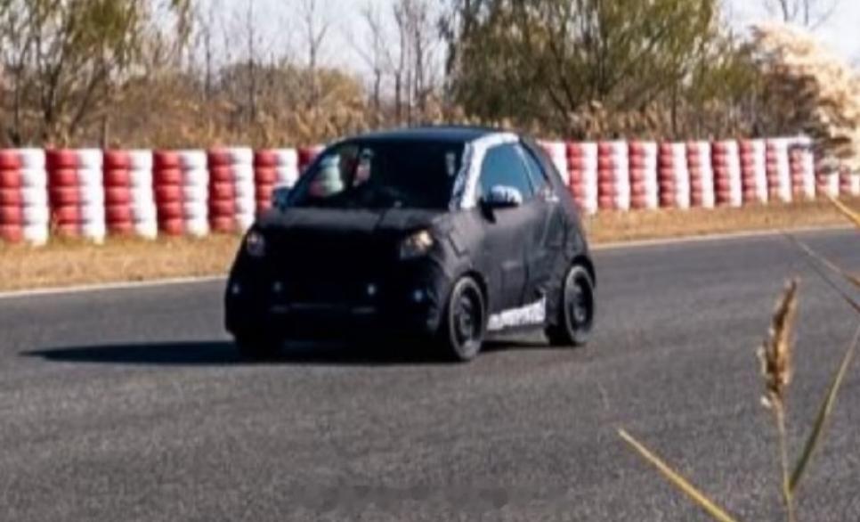 全新Smart2号的谍照图曝光整车看起来还是挺小巧的有一种知豆的既视感不知道实