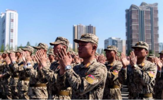 这下朝鲜彻底尴尬了！在近期，有两名在乌克兰被俘的朝鲜士兵，向首尔的一家人权组织递