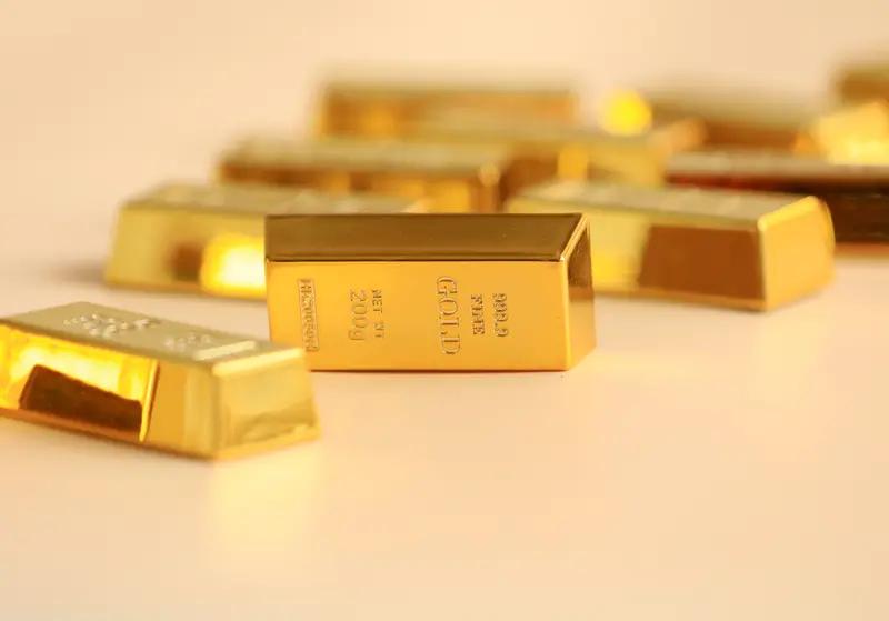 家人们慌了吗？刚花1700一克买的金镯，才三天就跌到1500，一夜亏了好几千！现