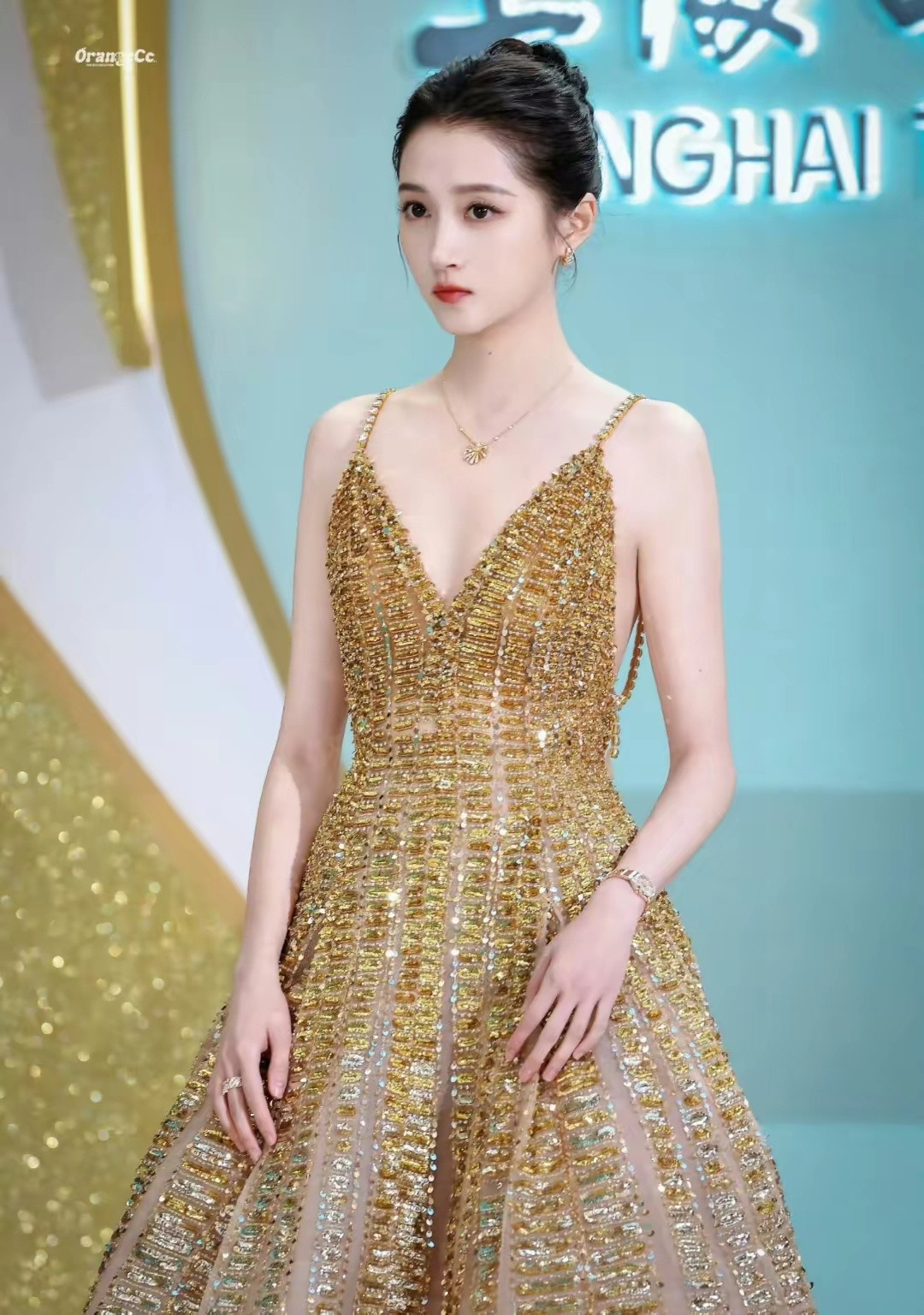 关晓彤确实看着比以前瘦了，她一米七几的身高现在才八十多斤！