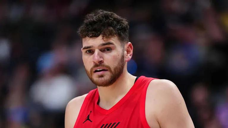 克林根被打成了杨瀚森！开拓者被马刺队绅士横扫，首次参加季后赛的克林根表现糟糕，