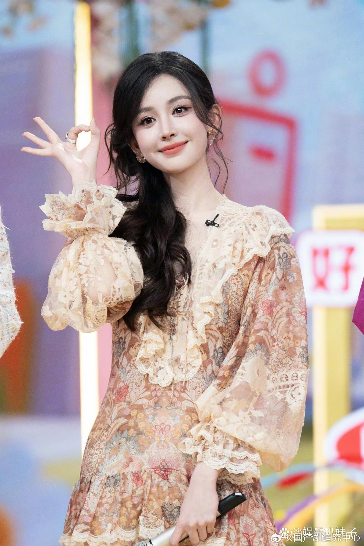 1.赵露思年初的时候自己买了几个小说版权，要自己拉投资改编成电影，她签了新公司之