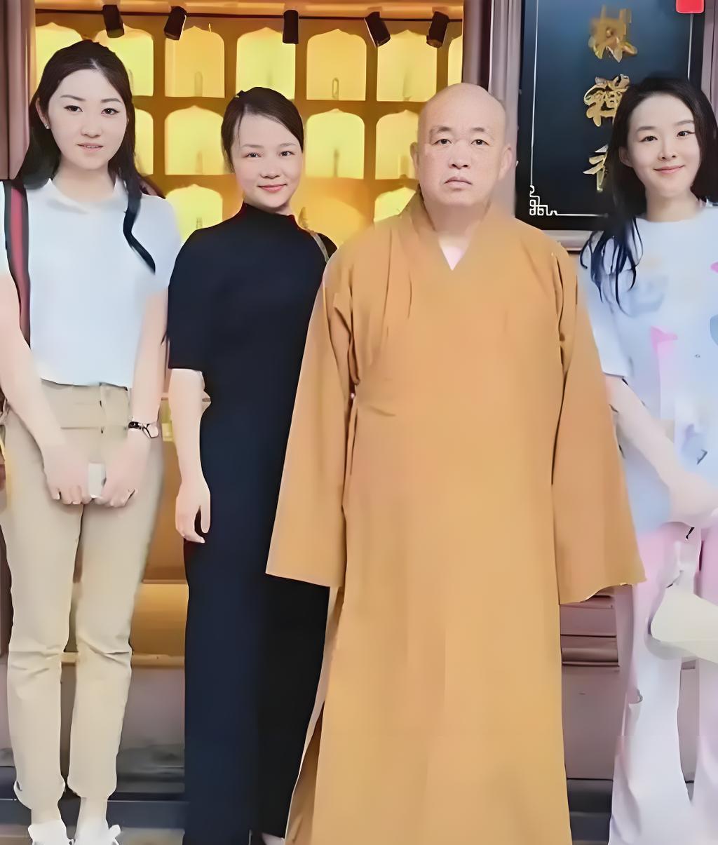 作为女人，我没想通，这些女人图释永信什么？图释永信人？释永信身高不足1.6米
