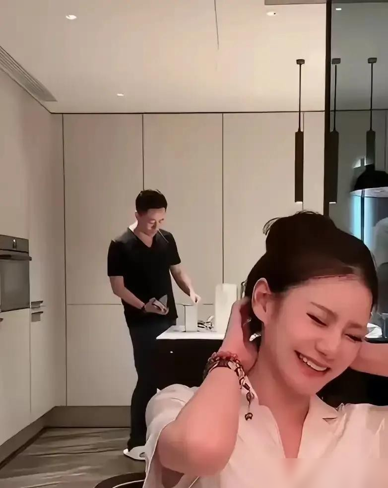 谁能想到，大S弃之如敝履的情绪炸弹，到了马筱梅手里，竟成了事事有回应的完美奶爸？直播里，马筱梅笑得春