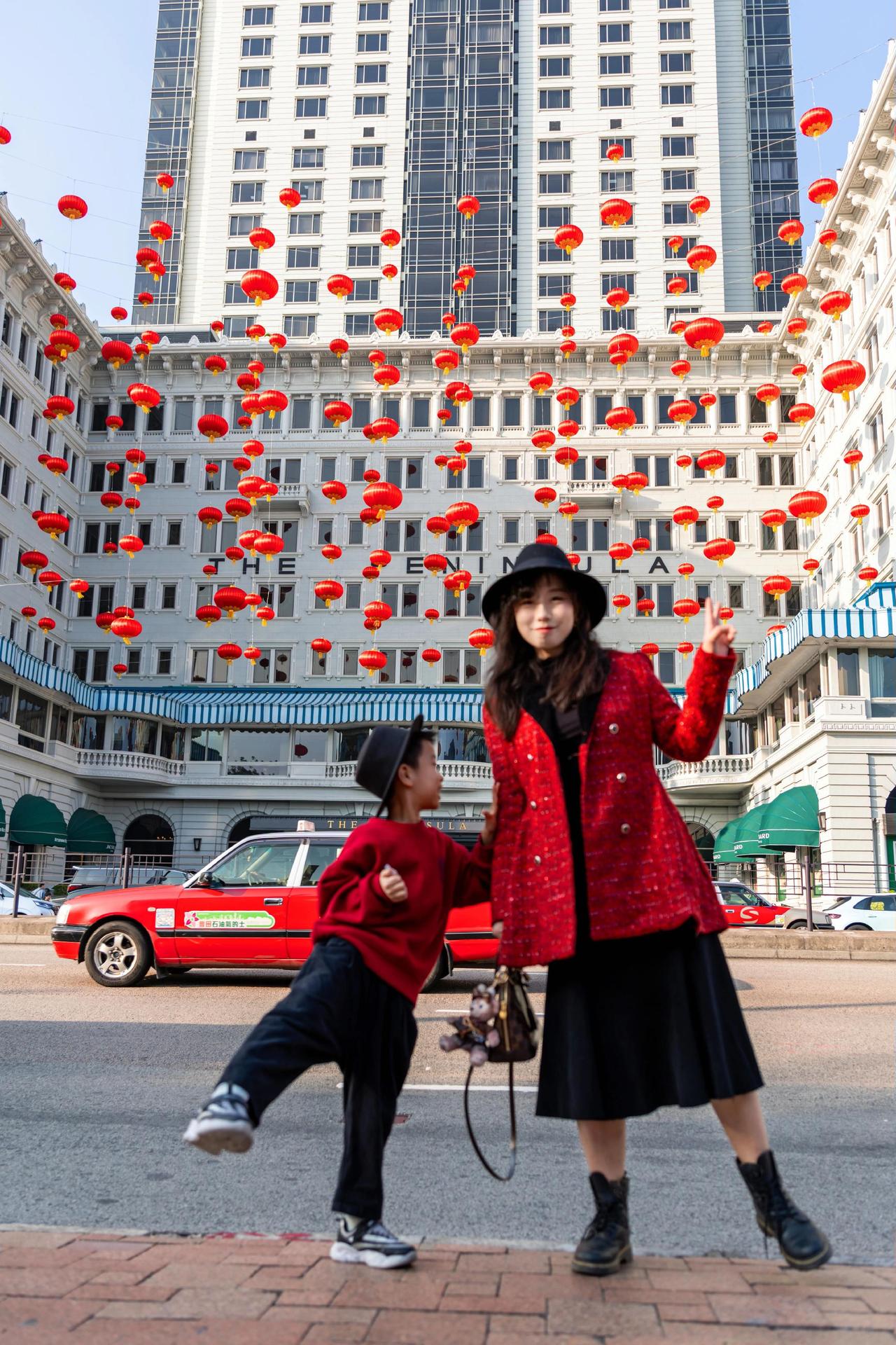 真的被香港的新年惊喜到了！车水马龙的街道，耳边播放着《恭喜你》，满街红灯笼高挂，