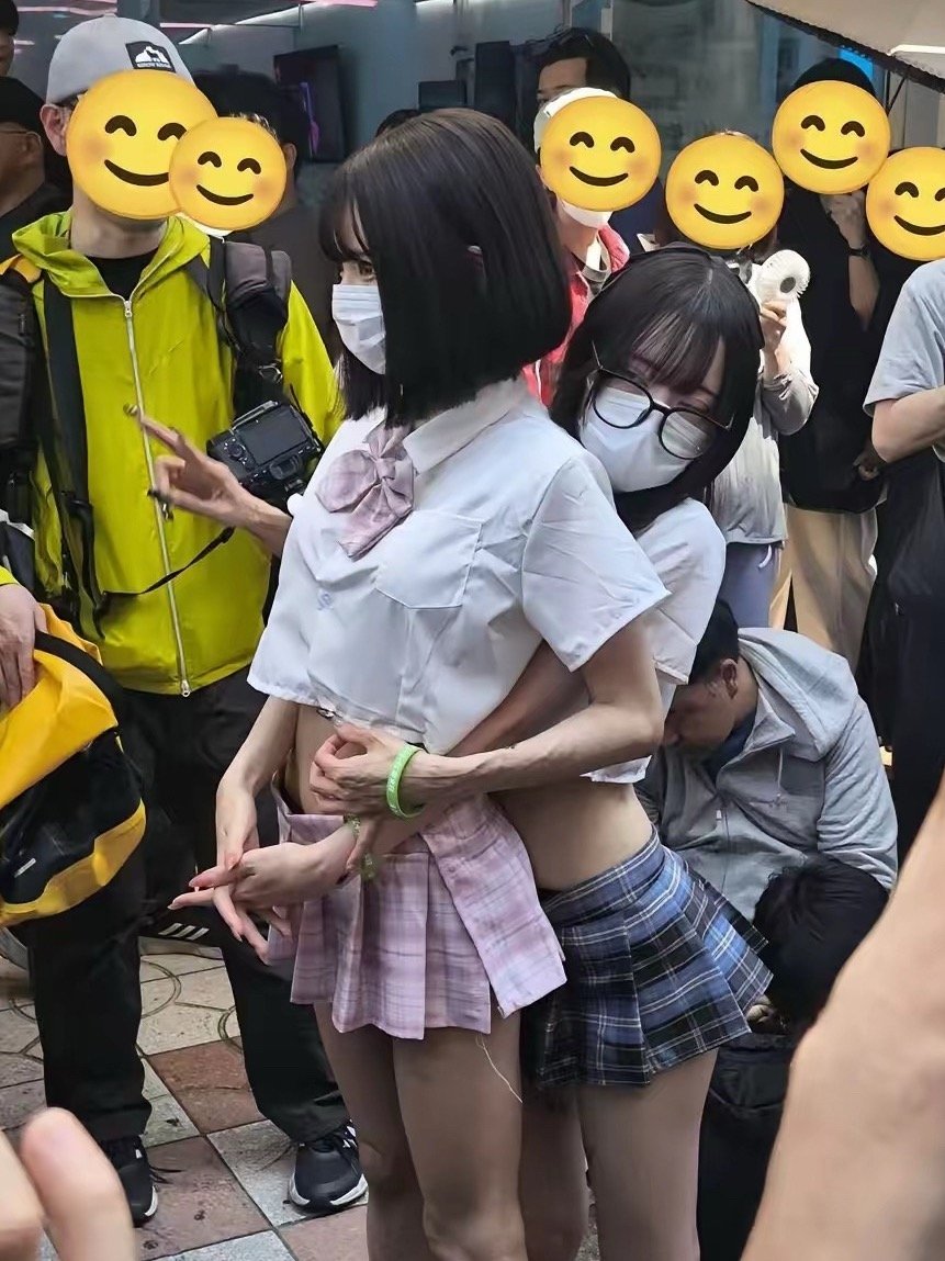 为什么她这么年轻，手上却布满了皱纹