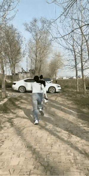 这玩笑开大了，女子悲催了。