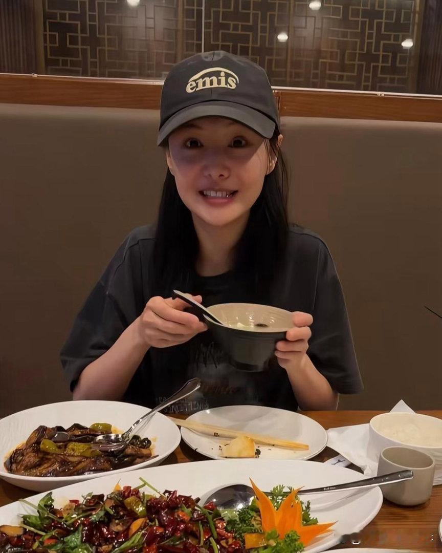 35岁郑爽和家人在美国一间中餐馆吃饭，她的穿衣打扮低调朴素，脸上没有化妆，状态看起来很一般，颜值下滑