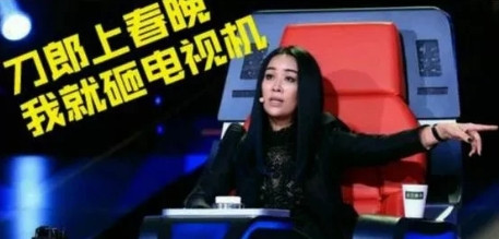 有一次，张艺谋邀请刀郎为《十面埋伏》的首映礼去献唱一首歌。同台演唱的还有刘德华，