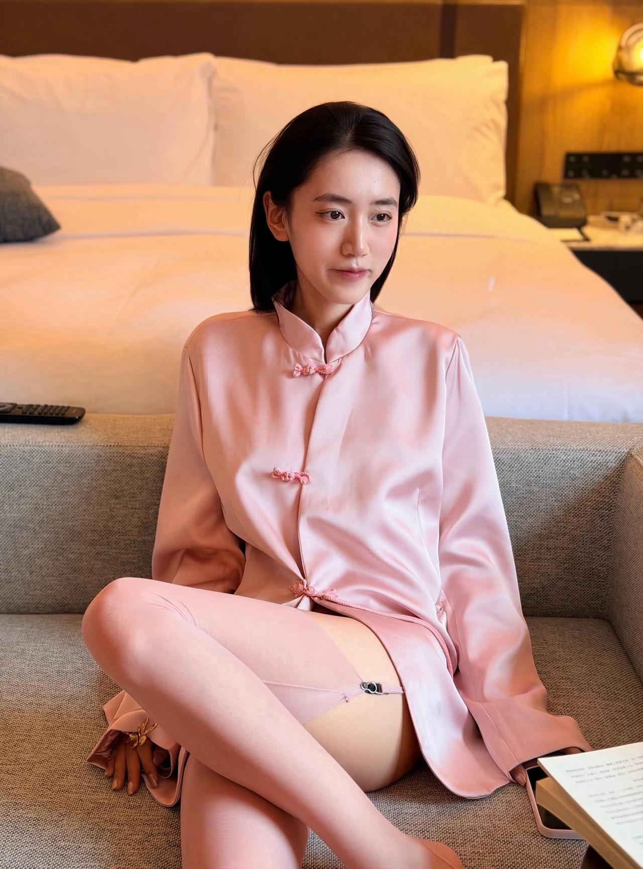 粉嫩睡衣，慵懒午后，酒店房间的温馨时光。有没有一张随手拍是你的满意之作发出你相