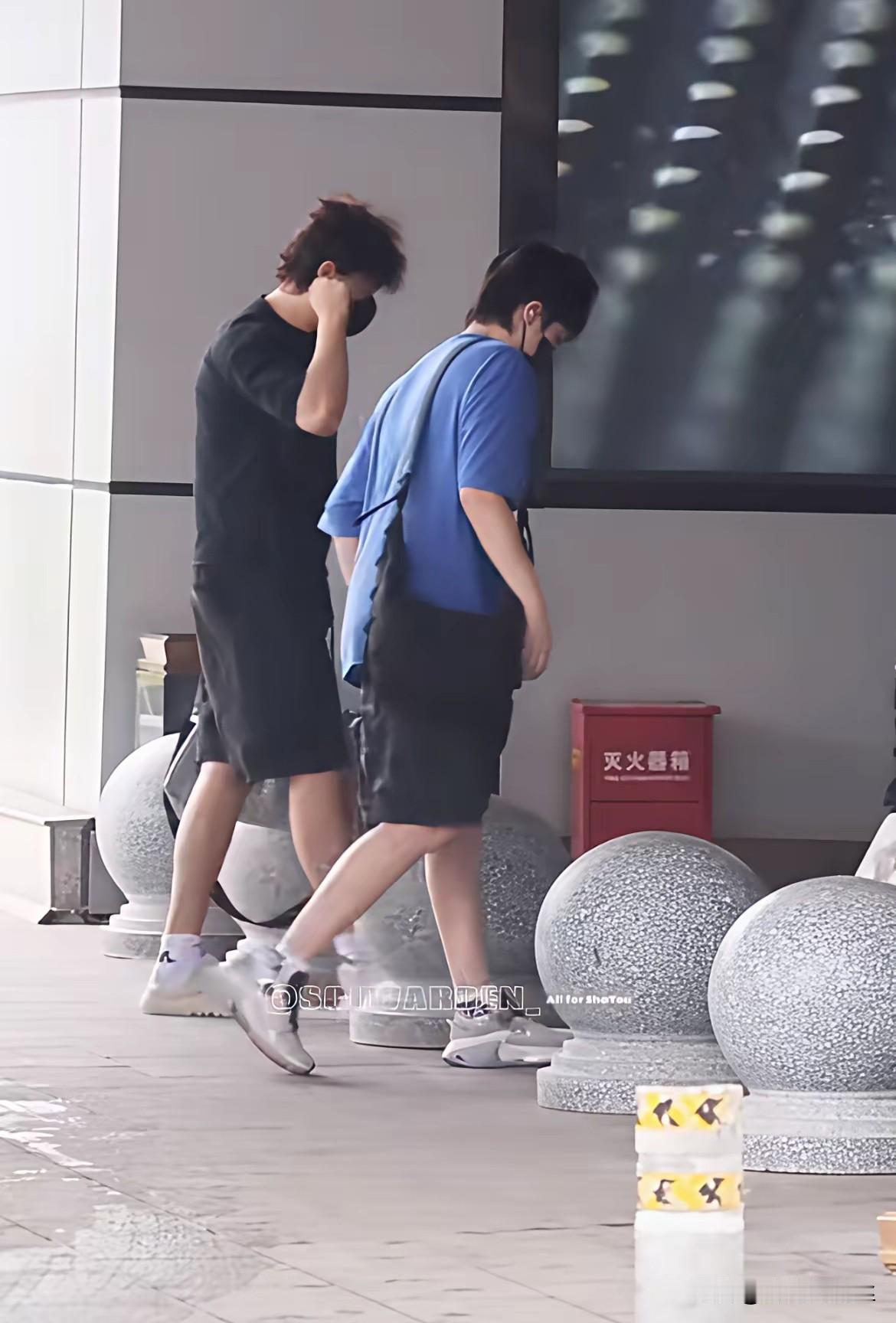 都回北京了，起落平安！全锦赛双打比赛结束，王楚钦在王晨策的陪同下回京了，莎莎