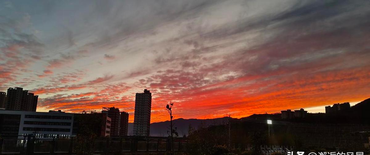 别再只给父母打钱了。新数据：常出门的老人，抑郁风险直降42%。你发现没有？