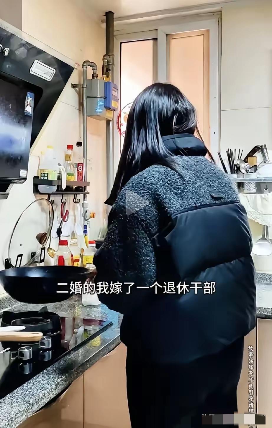 二婚女子嫁给退休干部，退休金将近一万，还有存款百万，有车有房，女人以为嫁过来可以