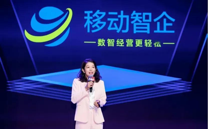 中国移动把手机卡卖成了“数字工具箱”。不是只让你打电话，是帮你卖货、管店、盯客