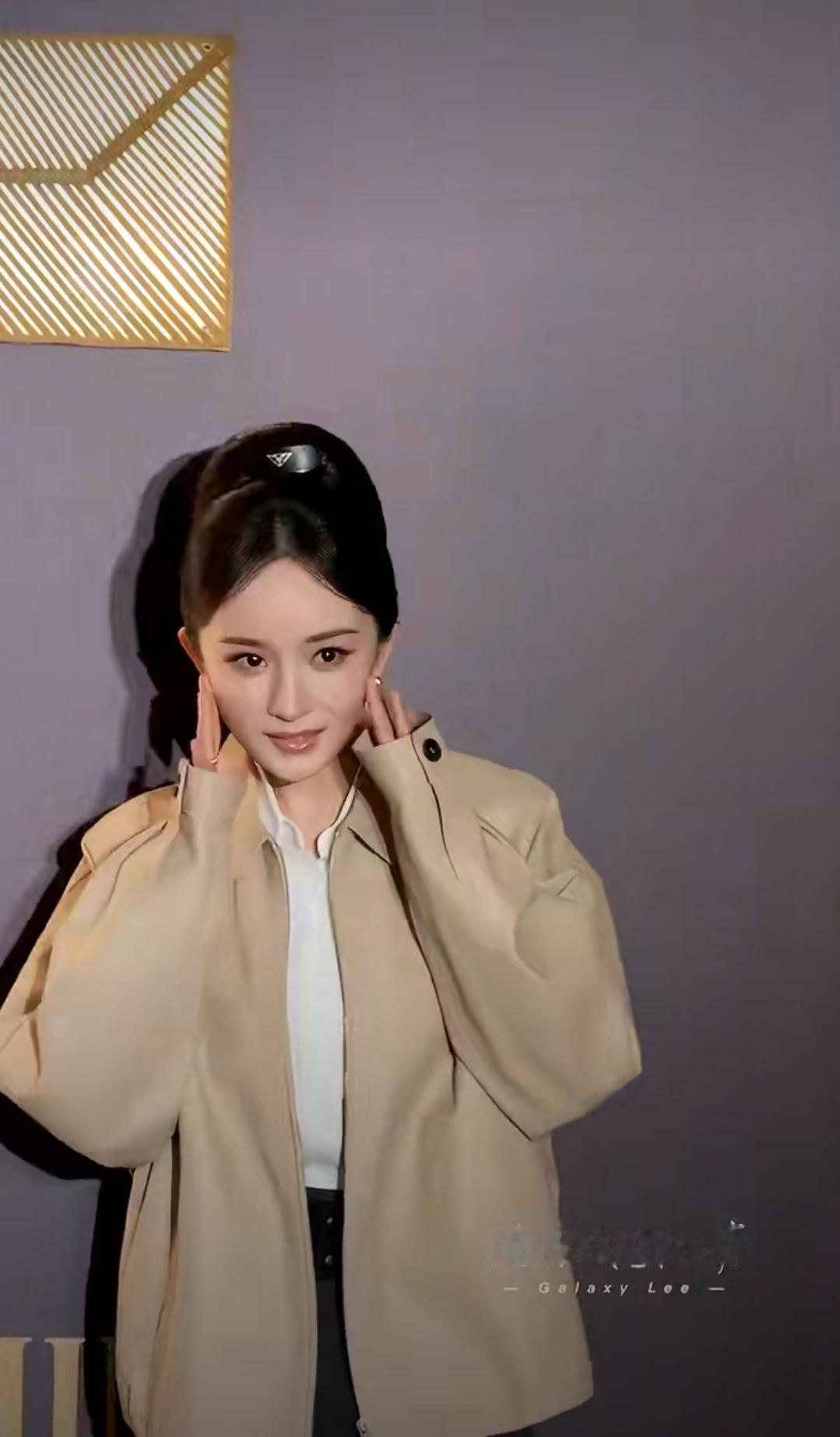 笑不活！杨幂被摄像师“逼到僵硬”，Prada女王秒变委屈萌妹！家人们谁看了